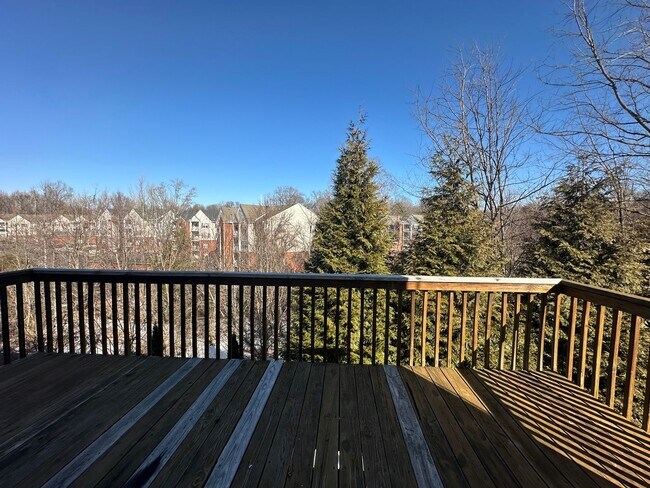 Building Photo - 3-bedroom, 3.5-bathroom nestled in Wyndhurst VA.