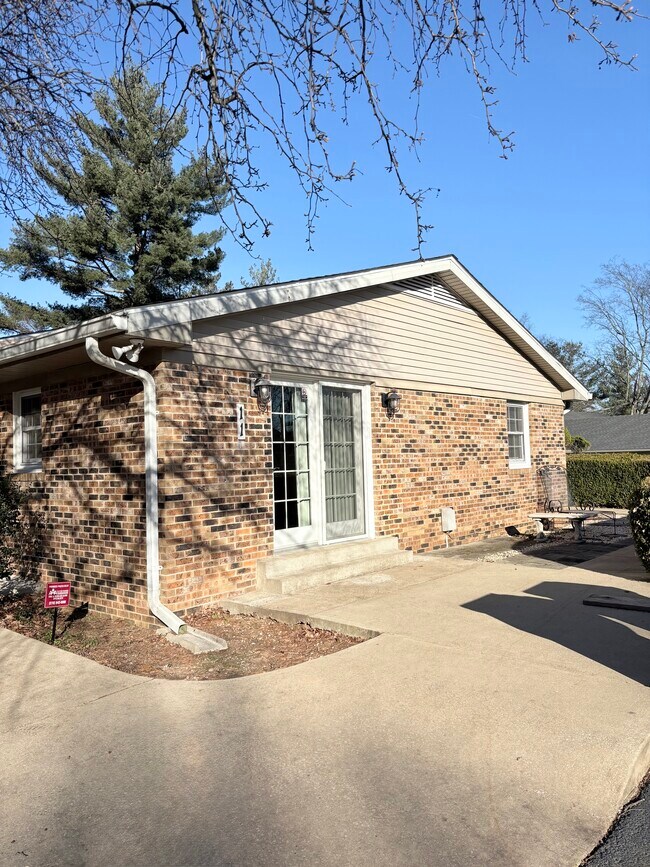 Building Photo - 11 Hightower Ct