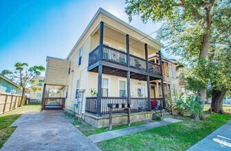 Building Photo - Galveston 4-plex Ave K