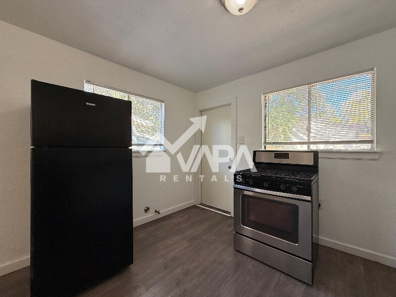 Building Photo - 135 E Burcham Ave