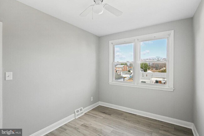 Building Photo - 165 Hampshire Rd