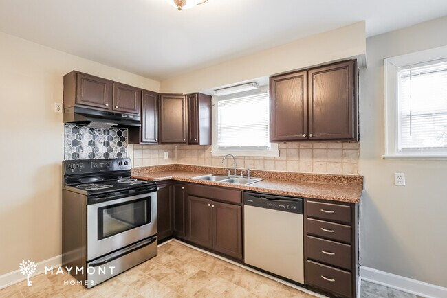 Building Photo - Charming 3 Bedroom Home