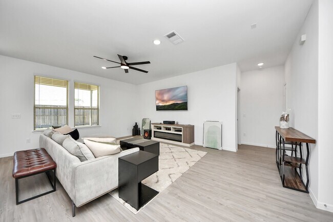 Building Photo - 3113 Paso Fino Dr