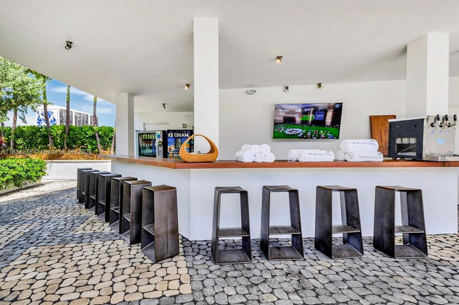 Building Photo - 2020 N Bayshore Dr