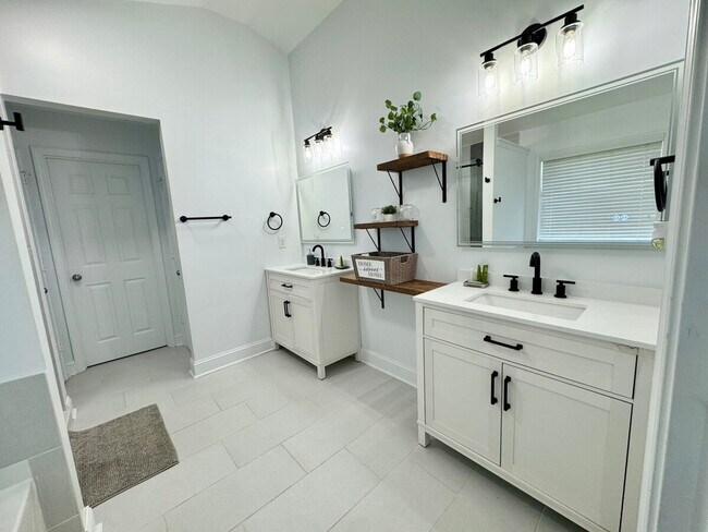 Building Photo - 6066 Barker Landing NE