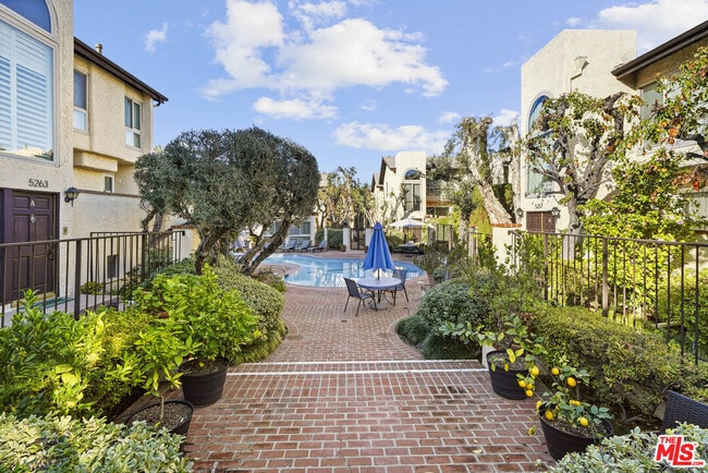 Building Photo - 5245 Coldwater Canyon Ave