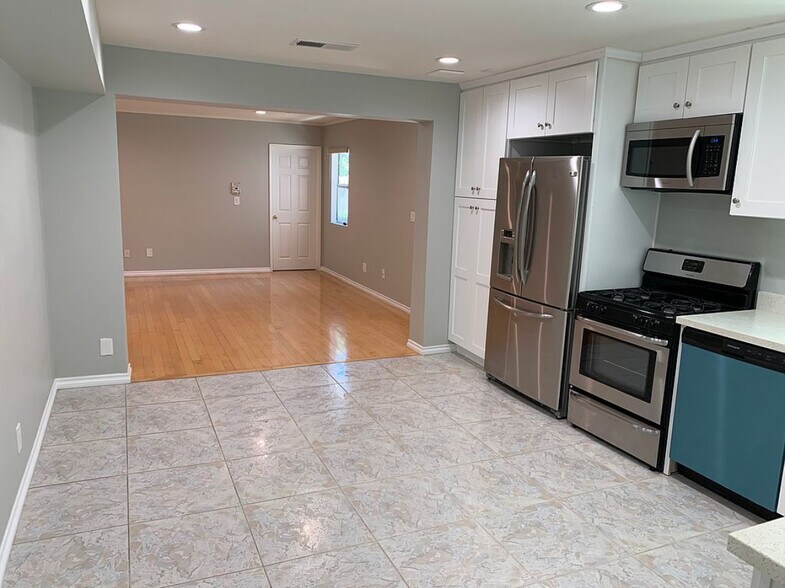 Building Photo - 7104 Yarmouth Ave