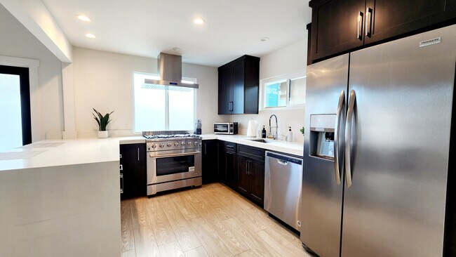 Gourmet Kitchen - 2635 Dalemead St