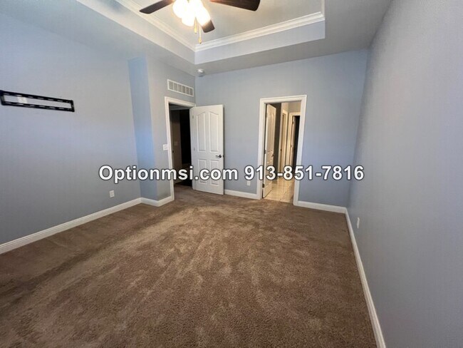 Building Photo - Blue Valley Townhome!