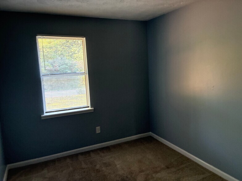 Building Photo - Room in House on Feather Dr