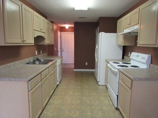 Building Photo - Centrally located with easy access to base...