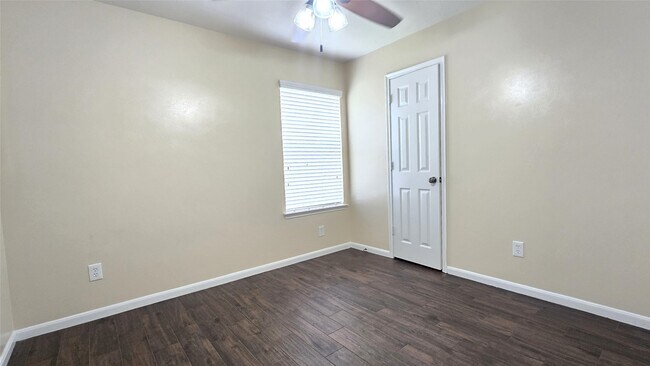 Building Photo - 2014 Pinecreek Pass Ln
