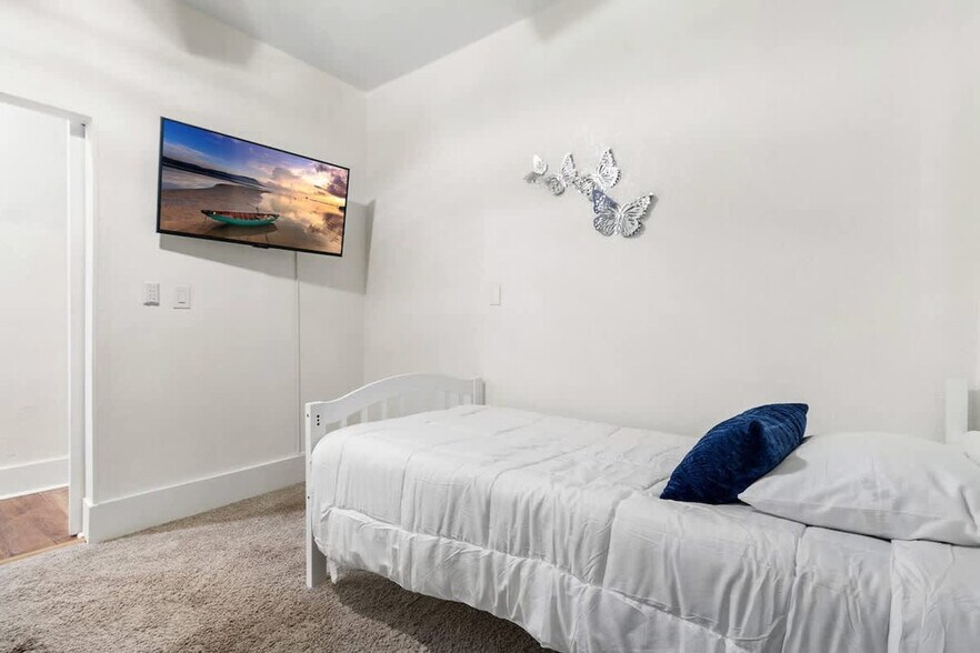 Building Photo - 728 Johnson Ave