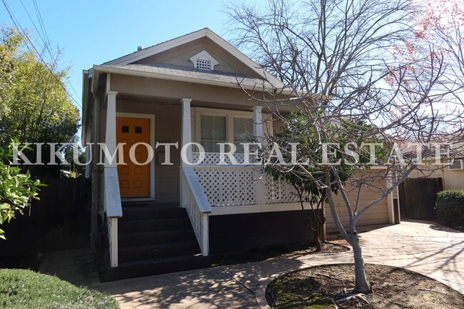 Building Photo - East Sacramento - 2 bedroom, 1 bath, 1 car garage