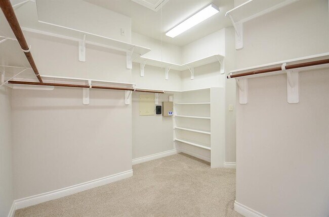 Building Photo - 27011 Cliff Pointe Ln