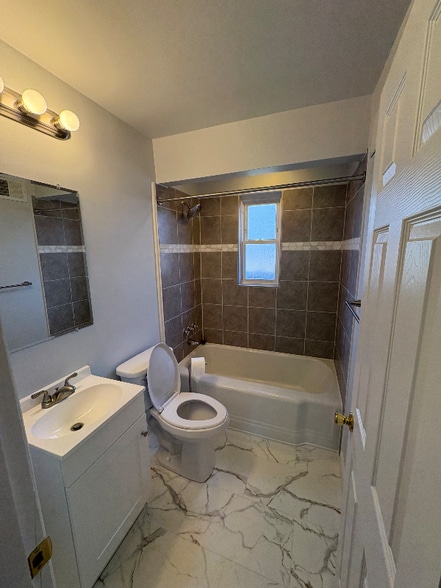 Building Photo - 3887 Crescent Dr