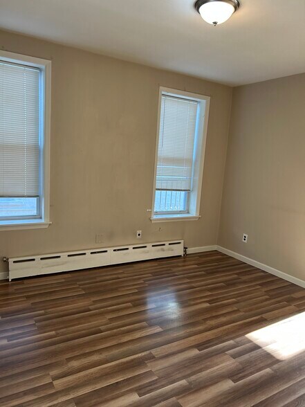 Building Photo - 1553 W 9th St
