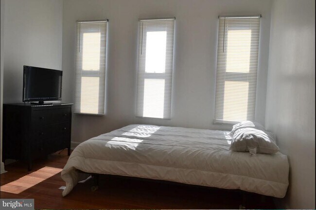 Building Photo - 1226 W Cross St