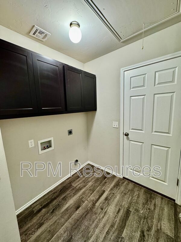 Building Photo - 1820 Hayes Ln