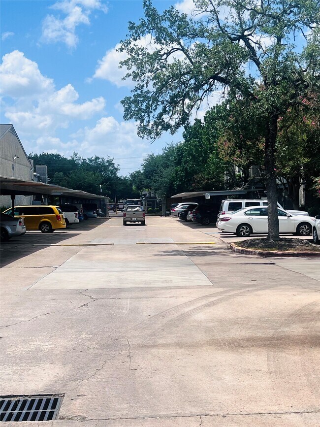 Building Photo - 9797 Leawood Blvd