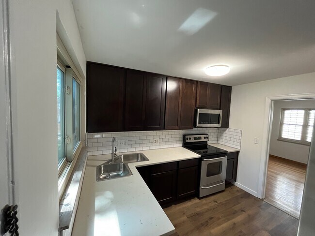Building Photo - 3063 Sunset Dr - A