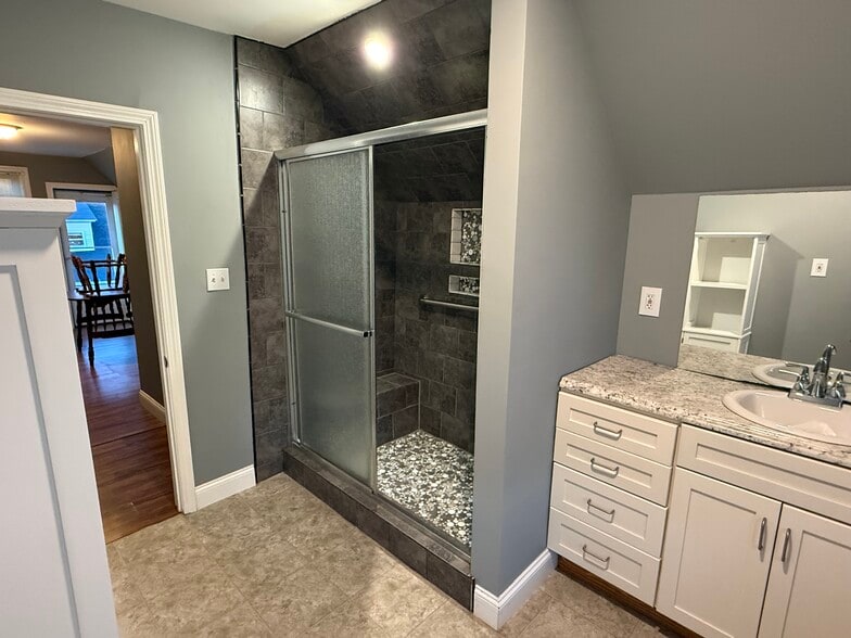 Bathroom - 136 Hall St