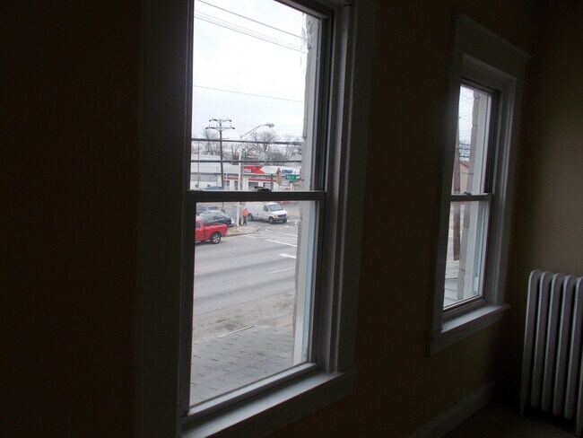 Building Photo - 827 E Patapsco Ave
