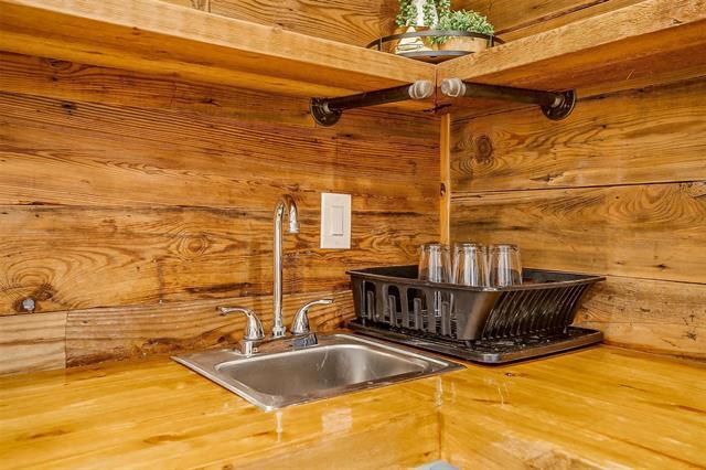 Building Photo - 1809 Whispering Oaks St