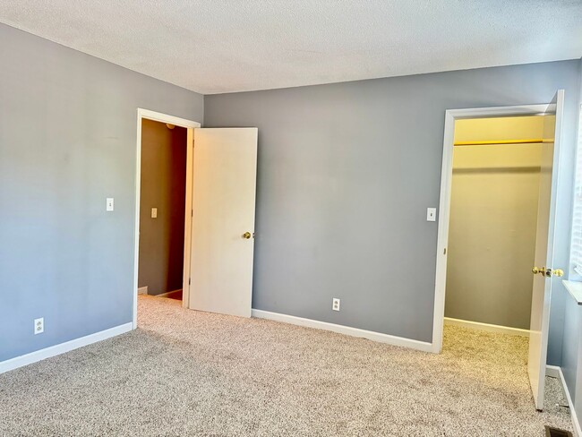 Building Photo - Awesome Condo!! 2 Bed/1.5 Bath! 1100 sq.ft...