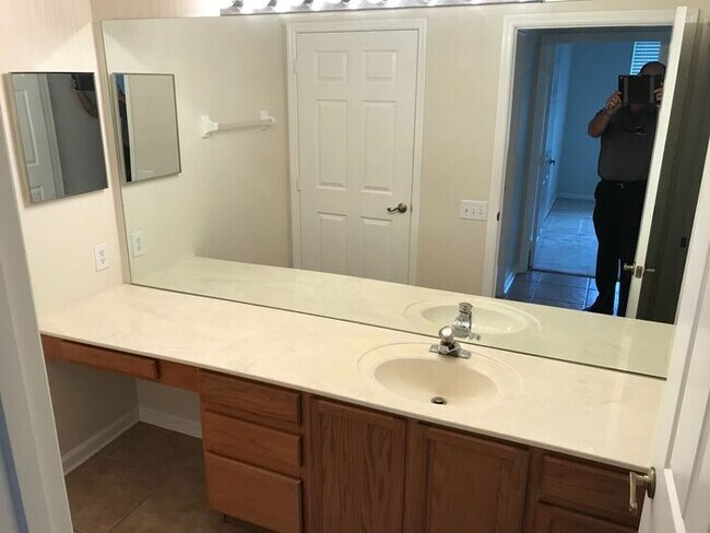 Building Photo - Must-See 3 Bedroom / 2 Bathroom Condo in B...