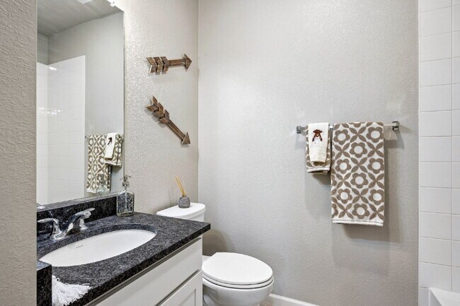 Building Photo - "Charming 2-Bed, 2-Bath Condo Retreat in Littleton - 870 Sq Ft of Cozy Elegance!"