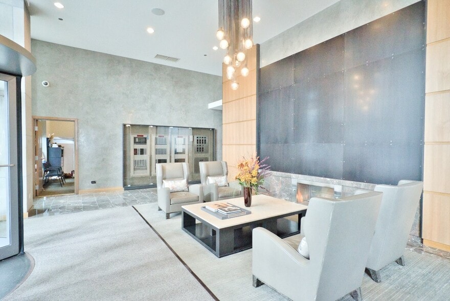 Building Photo - 450 E Waterside Dr