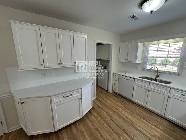 Building Photo - One Level End Unit Townhome in Hamilton Vi...