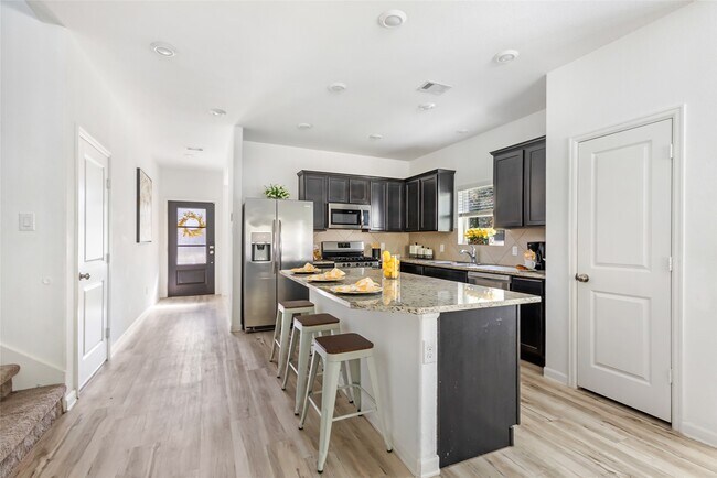 Building Photo - 1650 Chart Dr