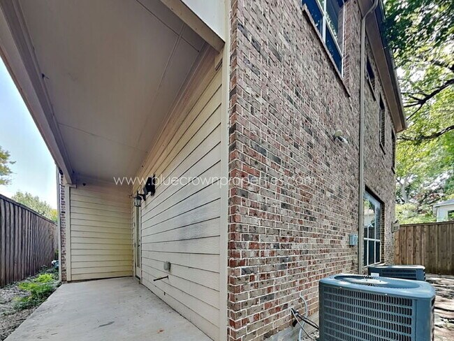 Building Photo - 5019 Mission Ave