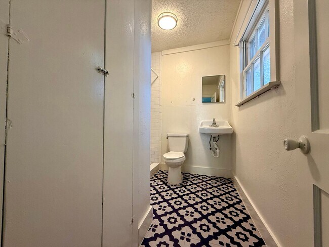 Building Photo - Keith-916