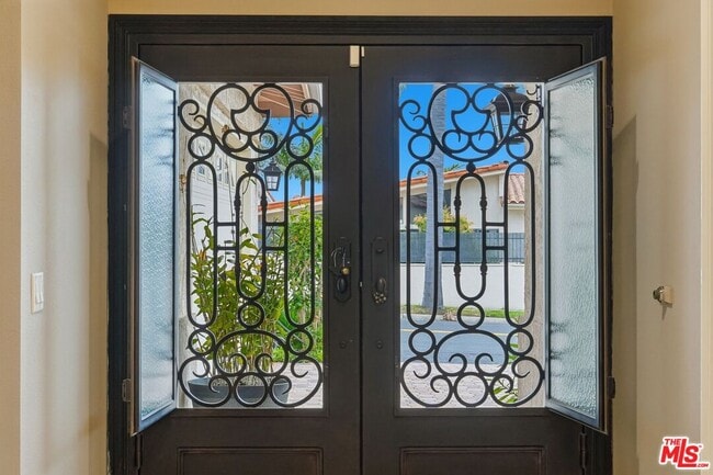 Building Photo - 6505 Beachview Dr