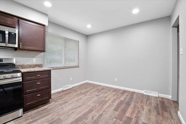 Building Photo - 113 Roland Ave