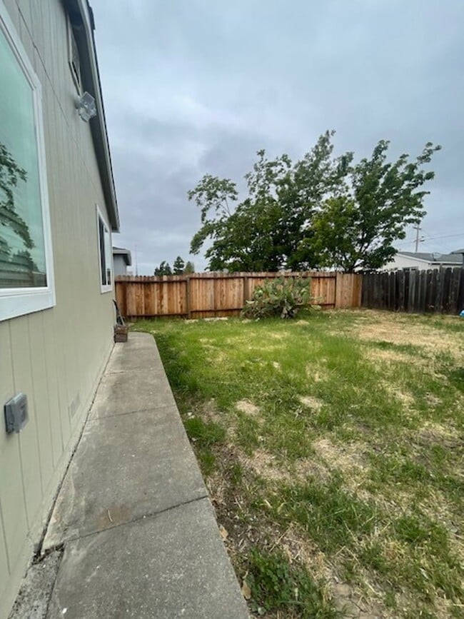 Building Photo - For Rent: Beautifully Updated 3-Bedroom Ho...