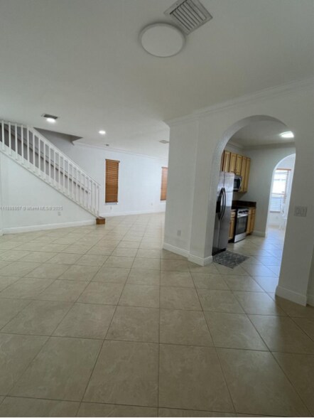 Building Photo - 3725 NE 10th Ct