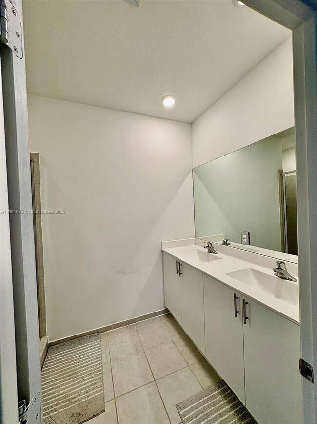 Building Photo - 1020 SE 26th Ter