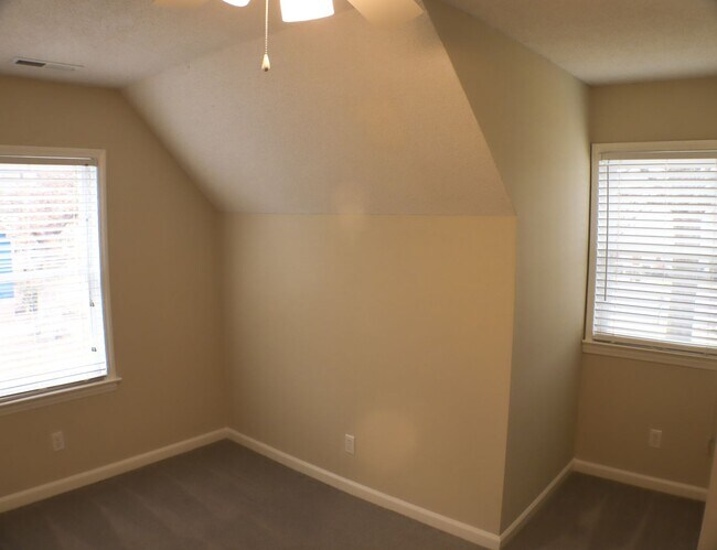 Building Photo - Lovely 5 bedroom, 2 bathroom brick home in Reidsville