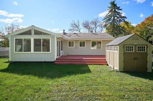 Building Photo - 5 Bedroom Chanhassen Home with fully fenced backyard, basketball court, garden beds.  Fabulous Ho...