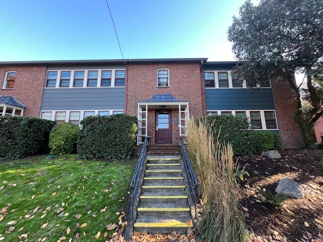 Building Photo - Beautiful 1Bd/ 1Ba Vintage Condo Located in Mt. Tabor! In Unit Laundry, Parking Space, storage un...