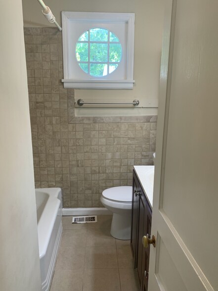 Building Photo - 302 Kent Rd