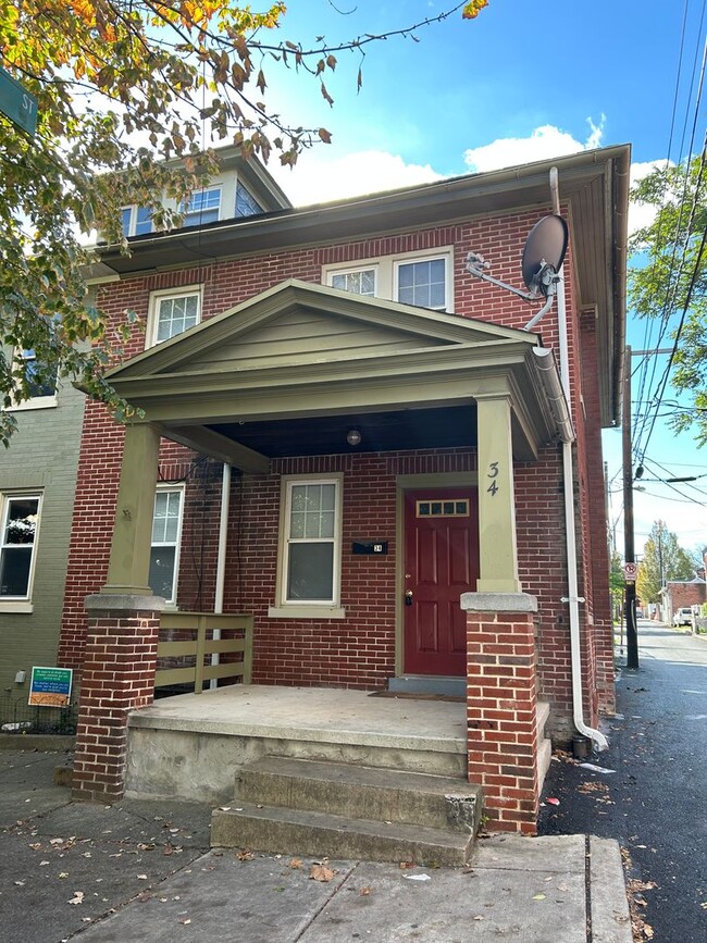 Building Photo - Beautiful 3 Bedroom End of Row Townhome in...