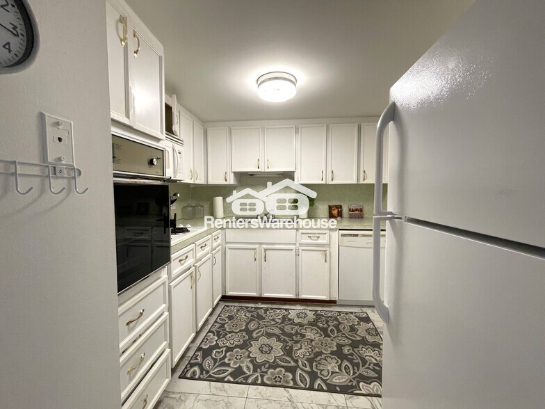 Building Photo - 2042 Australia Way E