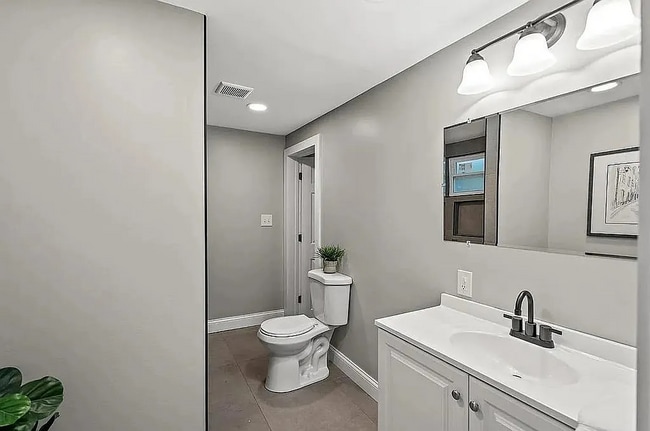 Building Photo - 5811 Bramble Ave