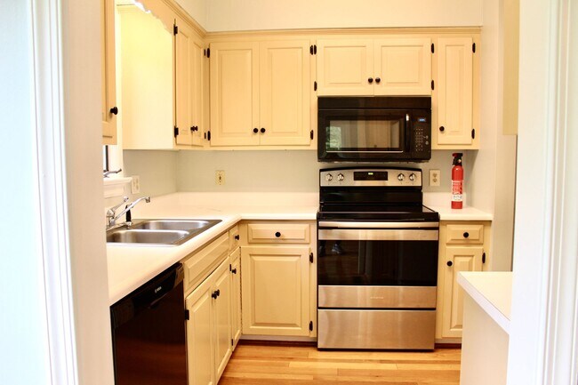 Building Photo - 736 Woodland Dr