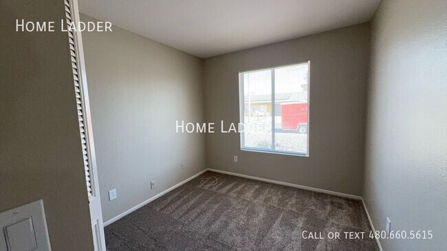 Building Photo - 3213 E Hartford Ave